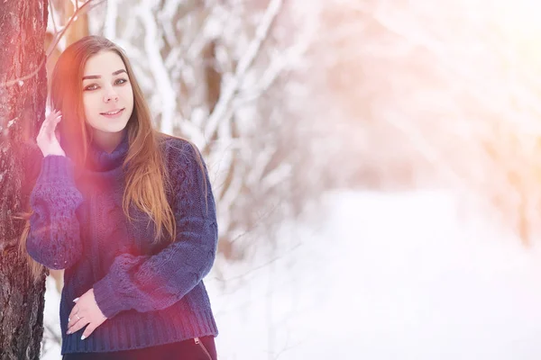 Genç bir kız bir kış parkta bir yürüyüş. Noel tatili t — Stok fotoğraf