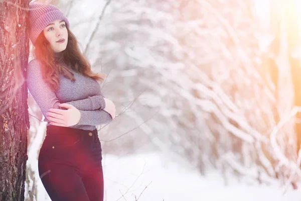 Una ragazza in un parco invernale a fare una passeggiata. Vacanze di Natale in t — Foto Stock