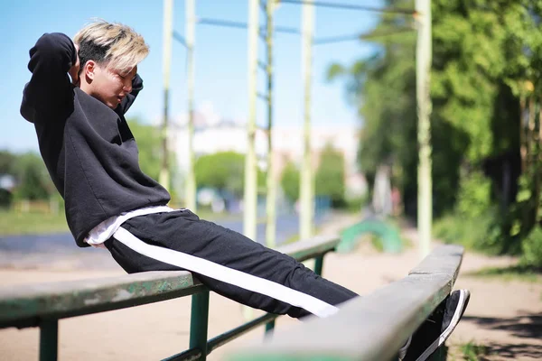 Een man in sportkleding buitenshuis — Stockfoto