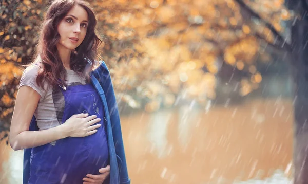 Donna incinta in una passeggiata nel parco — Foto Stock