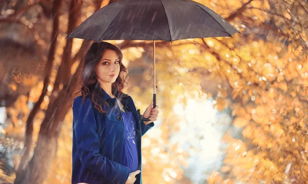 Gravid kvinna på promenad i parken — Stockfoto