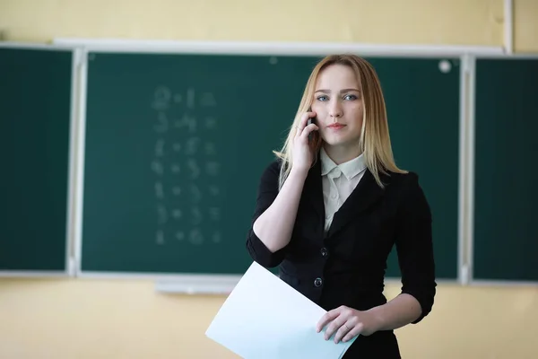 Joven profesora de primaria —  Fotos de Stock