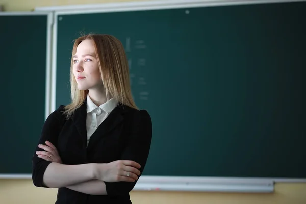 Jong meisje leraar op de basisschool — Stockfoto