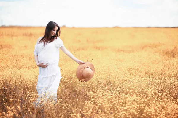 Pregnant woman in nature for a walk in the autumn — Stock Photo, Image