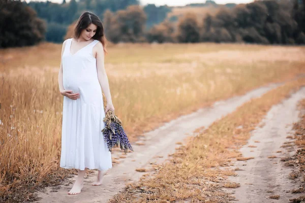 Zwangere vrouw in de natuur voor een wandeling in de herfst — Stockfoto