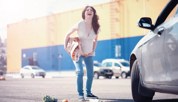 Jenta med mat som kommer ut av butikken – stockfoto