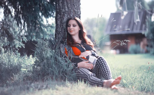 Ragazza incinta in un vestito in natura — Foto Stock