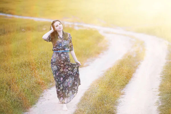 Schwangere Mädchen in einem Kleid in der Natur — Stockfoto