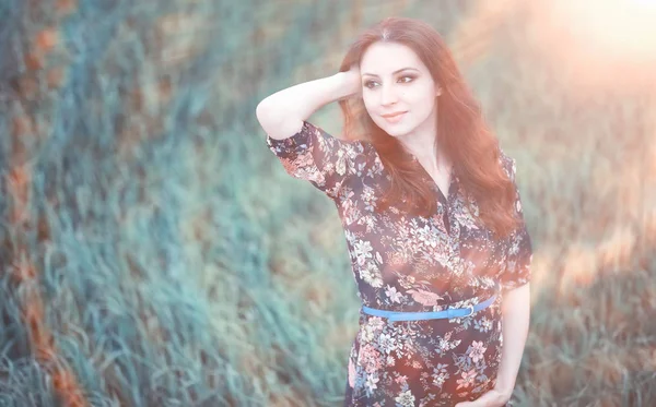 Ragazza incinta in un vestito in natura — Foto Stock