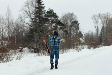 adam balta ile kışın