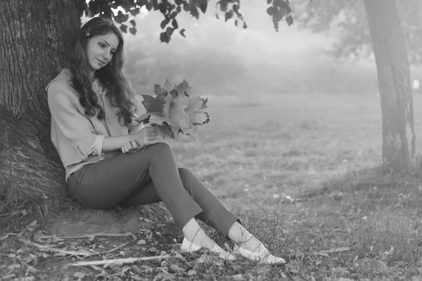 Ruiva menina folhas de outono — Fotografia de Stock