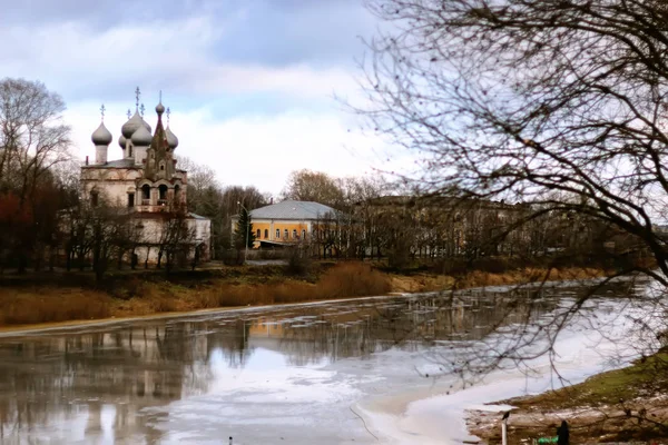 Floden våren moln och snö — Stockfoto