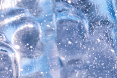 Kışın buz doku. Bir sokağa donmuş su parçaları 