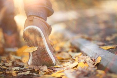 Autumn Park 'lı adam yol boyunca yürüyor.