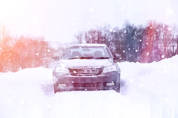 車が雪で覆われた道路の上に立つ — ストック写真