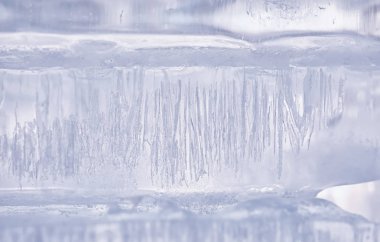 Güneşin altında bir bahar gününde buz dokusu.