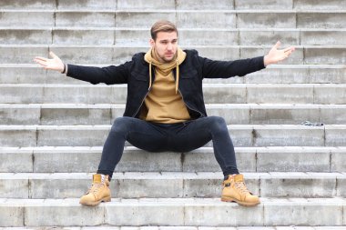 Genç adam bir sonbaharda sakal.