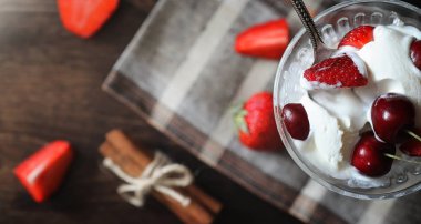 Çilek ile taze yoğurt. Taze ve ju ile bir kase dondurma
