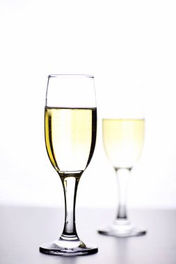 bir tablo üzerinde beyaz bir arka plan üzerinde beyaz şarap izole