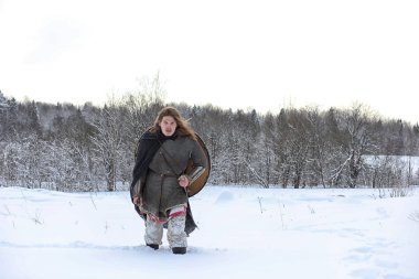 Defender'ı posta zırh genç savaşçı
