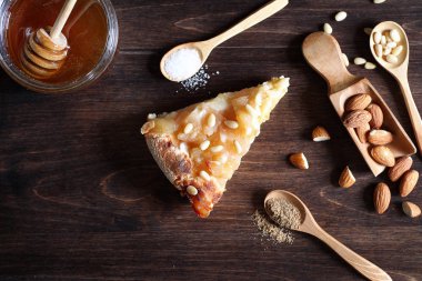 Taze fındık bal ve cak ile kahvaltı için masada