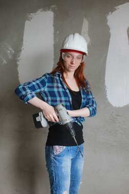 Kızıl saçlı kız bir elektro gitar ile. Rock müzisyen GIR