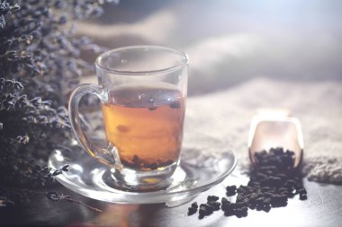 Bira ile servis masasında demlenmiş çay