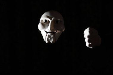 Siyah arka planda beyaz, korkunç bir maske..