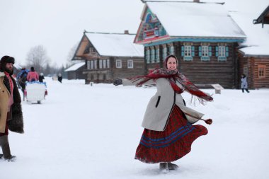 Rusya 'da geleneksel ortaçağ köylüleri kışı kostümlü sakallı adam.
