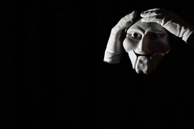 Siyah arka planda beyaz, korkunç bir maske..