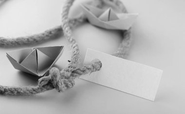 tek renkli fotoğraf sopa ile kalın örgülü halat ve gemi kağıt 