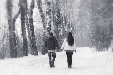 Sevgi dolu bir çift bir kış yürüyüş. Erkek ve kadın bir tarihte