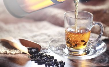 Bira ile servis masasında demlenmiş çay