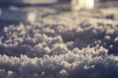 Kışın buz doku. Bir sokağa donmuş su parçaları 