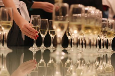 Düğün aksesuarları. Gelin buketi ve şampanya bardağı.