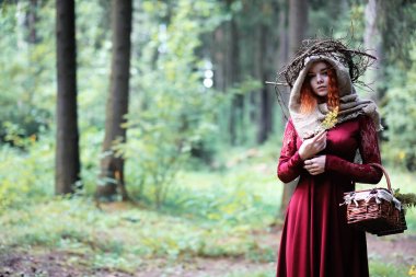 Kızıl saçlı cadı bir ritüel bir kristal top ile tutar