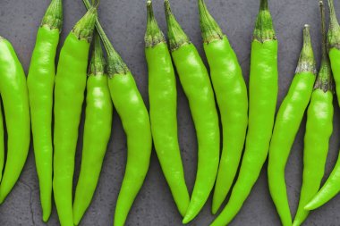 Acı yeşil biber. Siyah arka planda Şili biberi.