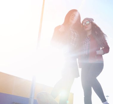 Genç hippi kız bir kaykay sürme. Kızlar kız f