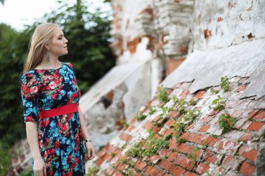 Bir şemsiye ile sokakta kız