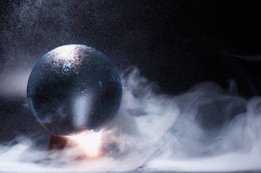 Kaderi tahmin etmek için kristal top. Gelecek için tahmin.