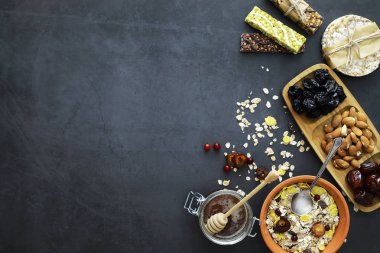 Sağlıklı kahvaltı. Süt lügatli tahıllardan Müsli.