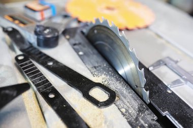 Araçları ve süreç içinde elektrikli testere ile atölye çalışması