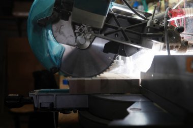 Araçları ve süreç içinde elektrikli testere ile atölye çalışması