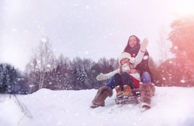 Bir kış masal, genç bir anne ve kızı bir kızak sürmek