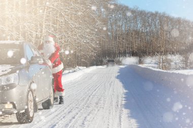 Noel Baba hediyeleri ile açık gelir. Noel Baba kırmızı bir SÜ
