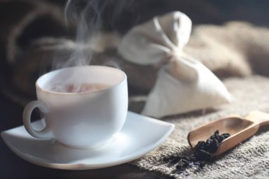 Bira ile servis masasında demlenmiş çay