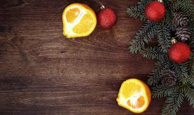 Yeni yıl geçmişi. Ahşap bir masa üzerinde ladin dalları. Orname