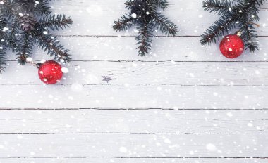 Yeni yıl geçmişi. Ahşap bir masa üzerinde ladin dalları. Orname