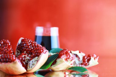 Olgunlaşmış kırmızı nar. Masanın üzerinde olgun nar taneleri var. Nar suyu..