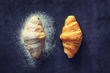 Taze hamur işleri masada. Kahvaltı için Fransız aromalı kruvasan..